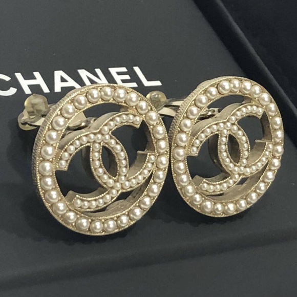 Vintage Chanel Pearl CC Clip-on earrings - Picture 1 of 1